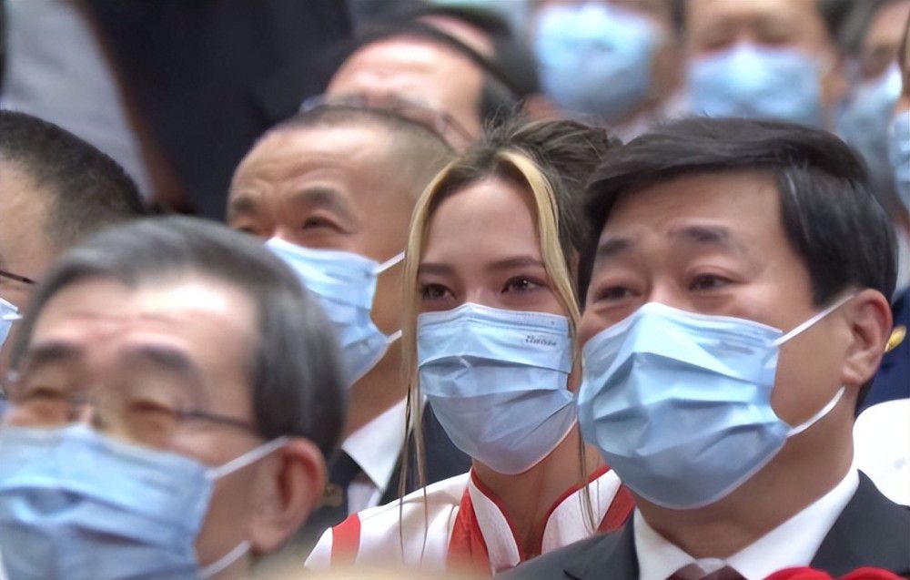 随后，他才来到拍卖会场，趁所有人不注意，将这四颗药给了施天齐，然后把施天齐身上一颗半的神药拿了回来，带他保管。